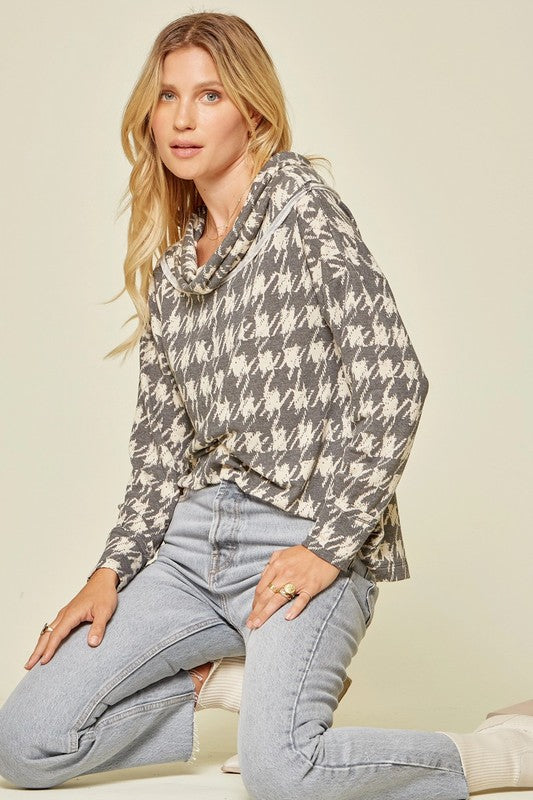 Cute hounds tooth printed knit top!